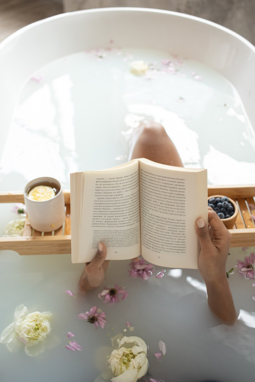 Femme lisant dans son bain